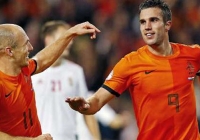 Persie muốn sát cánh với Robben trên hàng công Persie muốn sát cánh với Robben trên hàng công